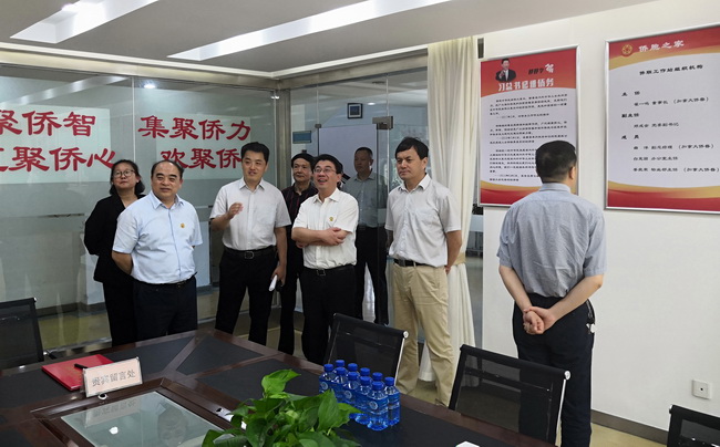 5d1aef84ebfe1.jpg 董事長(zhǎng)翟一鳴介紹僑胞之家建設(shè)情況(網(wǎng)用).jpg