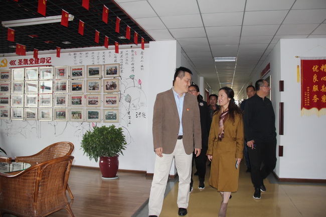 郭主席查看公司辦公環(huán)境（網用3）.jpg